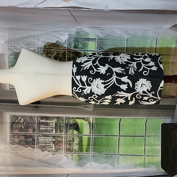 Silk Club Collection Women's Black & White Floral 100% Silk Pencil Skirt, size 4 - Picture 7 of 14